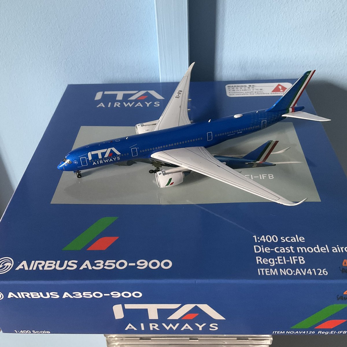 JordanWeir45's tweet photo. My @ITAAirways @Airbus A350-900 EI-IFB 1/400 scale diecast model has arrived whoop 🙌🏼 love it 😍👌🏼✈️ #ITAAirways #ITA #AirbusA350900 #AirbusA350 #Airbus #A350900 #A350 #EIIFB #DiecastModel #Diecast #Model #1400Scale #LoveIt #Happy #PassengerAircraft #AvGeek https://t.co/9vLMt7HCA9