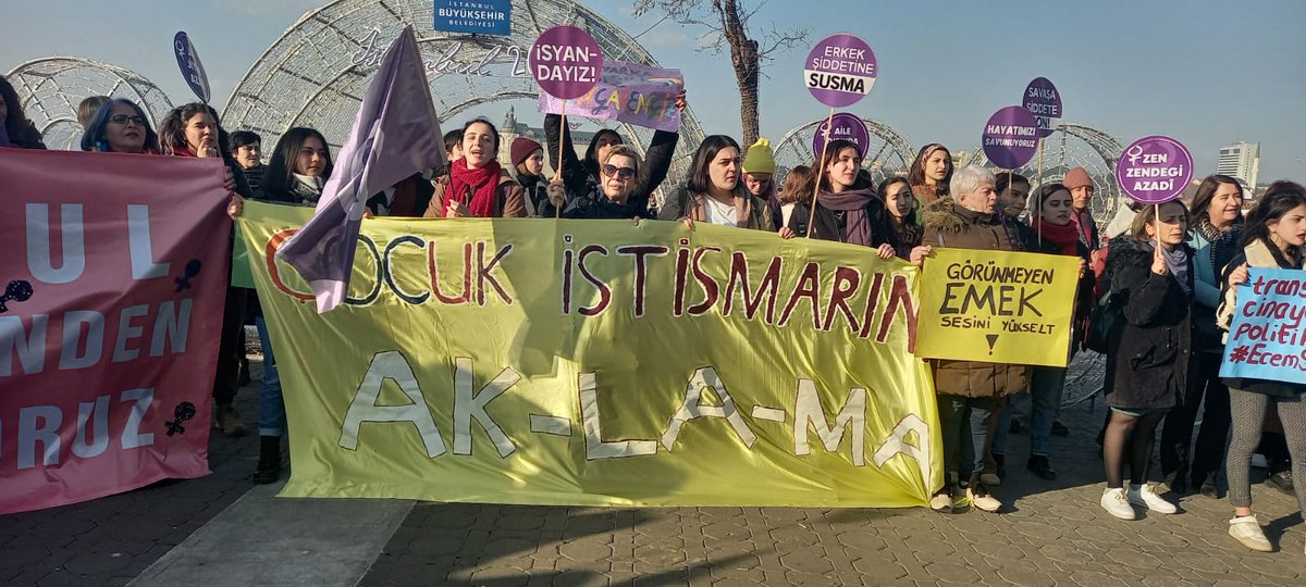 avcilarkadin's tweet photo. Bugün hep birlikte  #Kadınlarınisyanıdeğiştirecek demek için Kadıköy'de bir araya geldik 🎉♀️ https://t.co/tIhheHYpWU