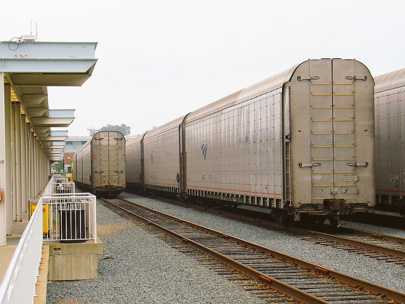 JipeTrains's tweet photo. #Autoracks are lined up on the right. https://t.co/Btz1g3tt1G