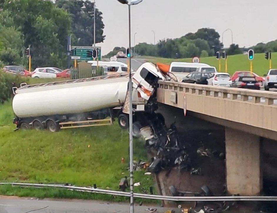Daily Sun on Twitter "Diesel tanker crash near N12 east exit! https