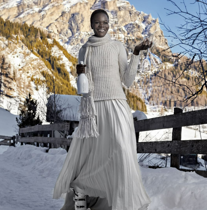 Enjoy your Bottega gold bottle, no matter the weather ❄️.