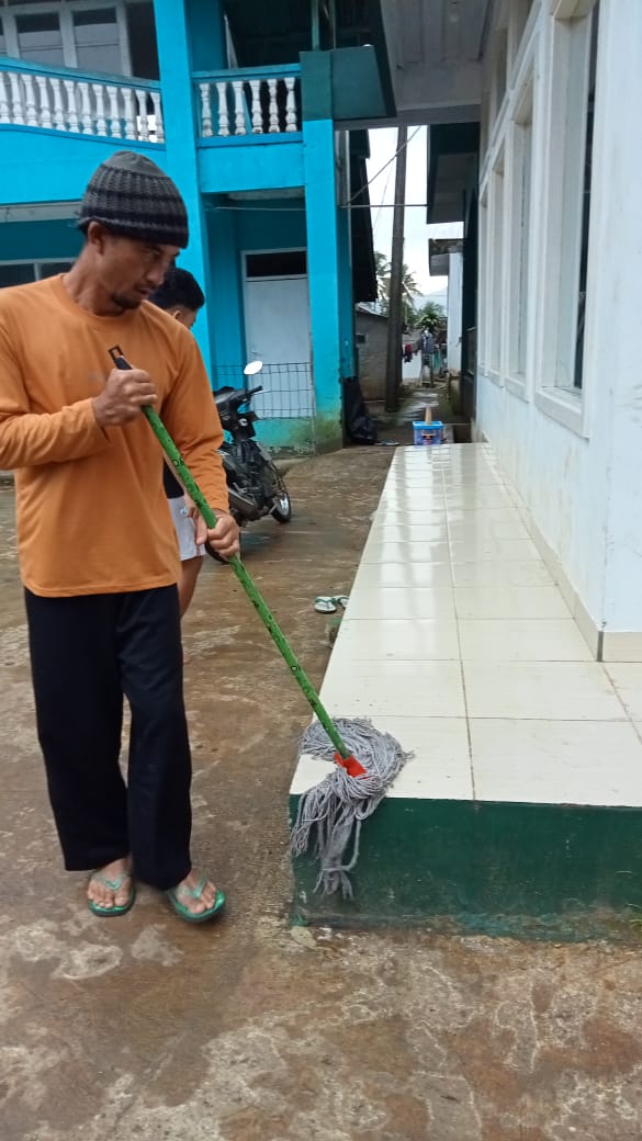 bayhaqiumar1974's tweet image. *#SETARA AWAL TAHUN*
Bismillah 

Jum'at, 6 Januari 2023 #setarapemburumasjid Kabupaten Sukabumi melaksanakan pembersihan beberapa Masjid di Kecamatan Gegerbitung Sukabumi
