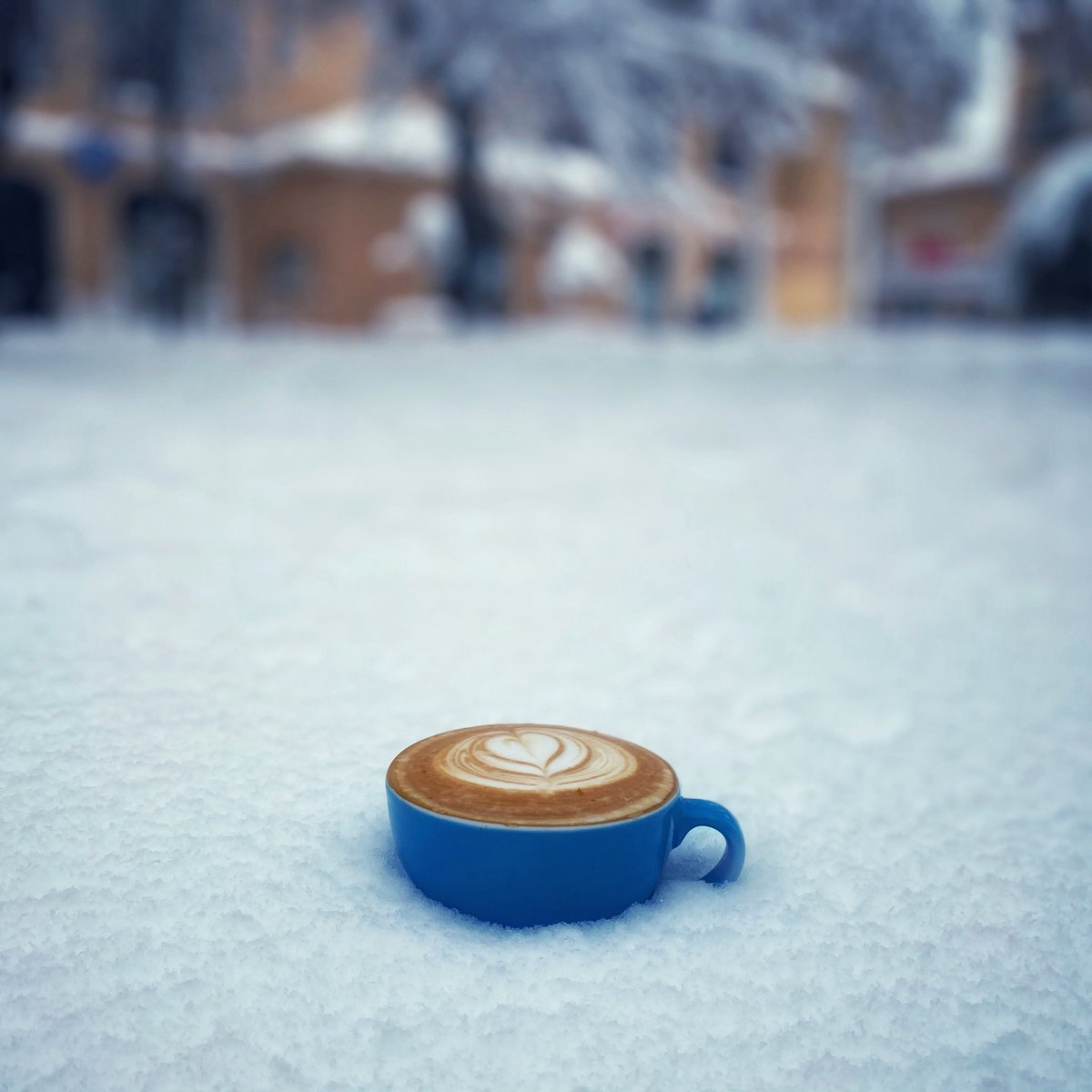 Por estas fechas hace 2 años estábamos con la nieve al cuello❄️una estampa preciosa,pero vaya días duros que pasamos😅nosotros seguimos haciendo lo que podíamos para llevaros el mejor #cafédeespecialidad allá donde estuvieseis 
#Camdencoffeeroasters #solobuencafe
#cafe #madrid