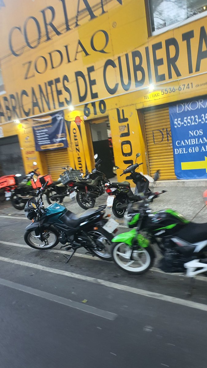 NeriCalderonAH's tweet photo. Tosos los días es lo mismo sobre #DivisióndelNorte @LaSEMOVI motos sobre la acera y estorbando #Ciclovia #ciclista #CDMX #respeto #vialidad https://t.co/G7bdP4Oe3i