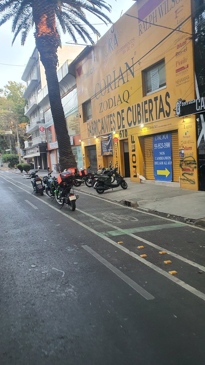 NeriCalderonAH's tweet photo. Tosos los días es lo mismo sobre #DivisióndelNorte @LaSEMOVI motos sobre la acera y estorbando #Ciclovia #ciclista #CDMX #respeto #vialidad https://t.co/G7bdP4Oe3i