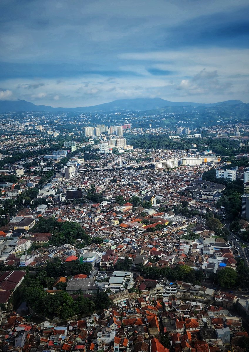 nadikadar's tweet photo. @kevinpramudya_ Kota Bandung on bird view.. tampak jembatan pasopati dan rumah rumah padat di sekitarnya... taken from plane window on 1st flight Super Airjet KNO-BDO route https://t.co/NiAjlt9ozd