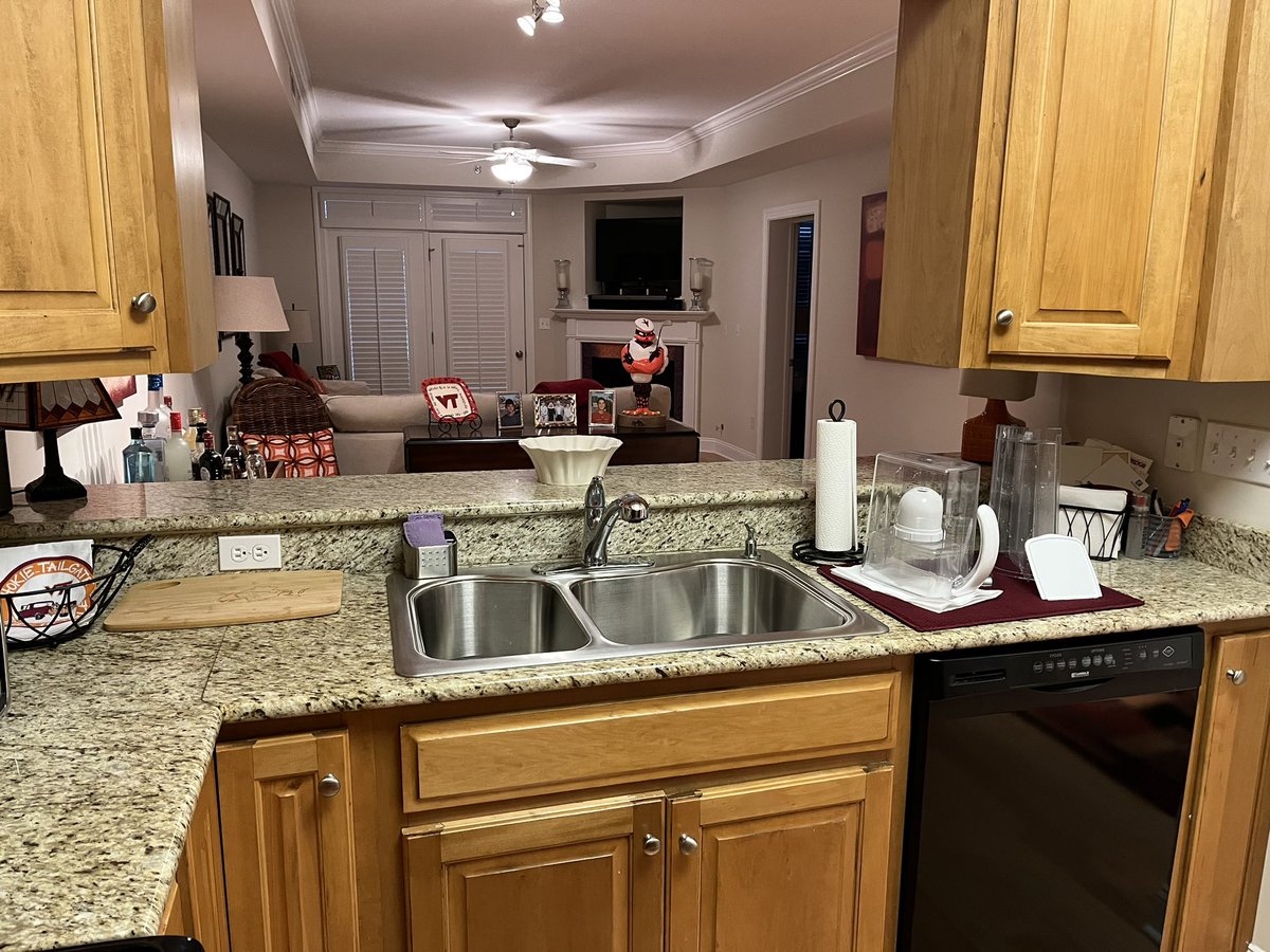 majcpas's tweet photo. I come here at times and clean.  I find peace doing it.  Not sure why.  I don’t enjoy that particularly. https://t.co/aNvc2hX5f0