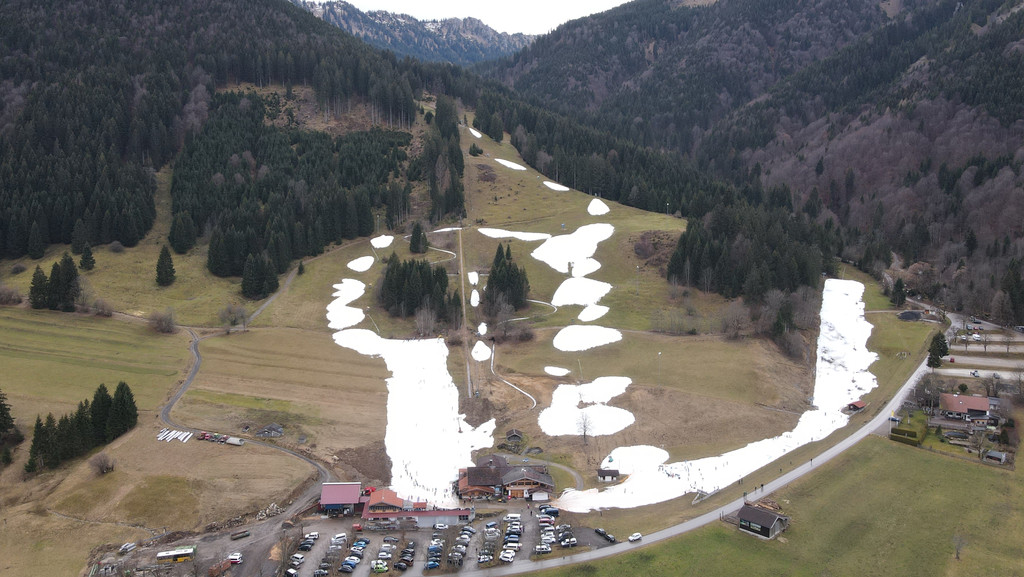 Perowinger94's tweet image. Nichts ist trauriger als dabei zuzusehen, wie wir immer verzweifelter versuchen die Realität auszublenden. Diese Bilder werden künftige Geschichtsbücher zieren, sie stehen symbolisch für die Verdrängungsgesellschaft, die Normalität simuliert obwohl längst Ausnahmezustand ist.