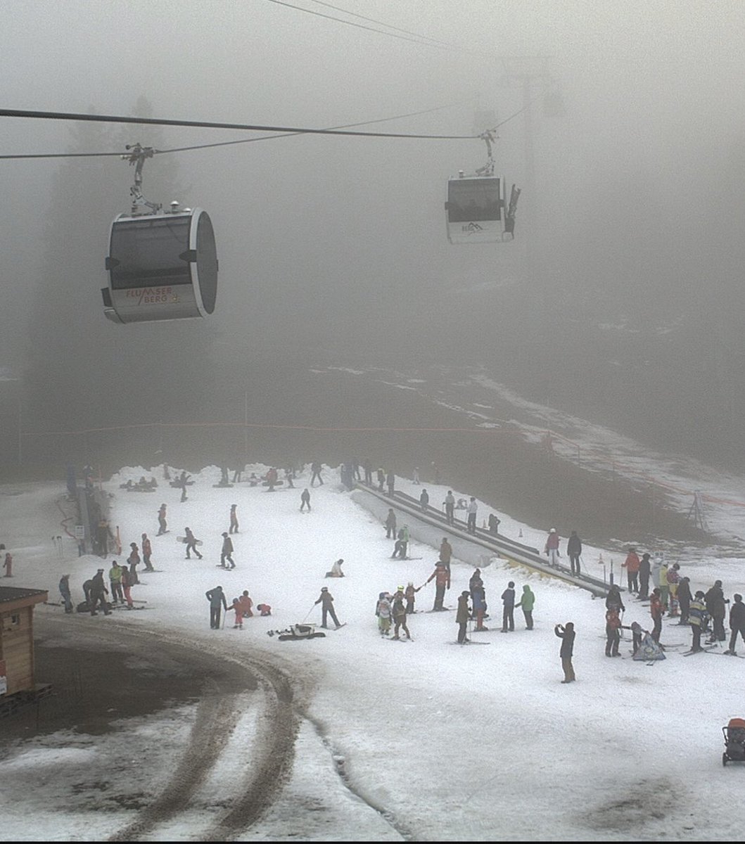 Perowinger94's tweet image. Nichts ist trauriger als dabei zuzusehen, wie wir immer verzweifelter versuchen die Realität auszublenden. Diese Bilder werden künftige Geschichtsbücher zieren, sie stehen symbolisch für die Verdrängungsgesellschaft, die Normalität simuliert obwohl längst Ausnahmezustand ist.