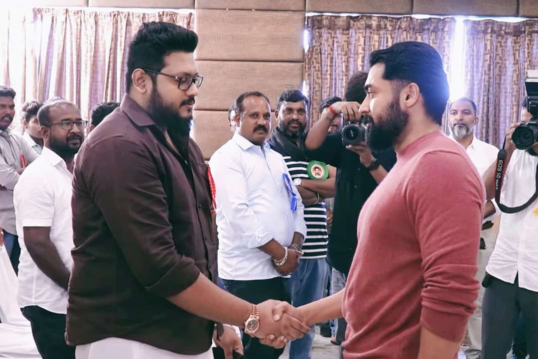 sfcpudukkottai's tweet photo. • Exclusive 💥

Our Leader @mi_offl Anna ❤️  Meet With Rolex @Suriya_offl Anna ❤️ 🫰🫶✨🥰

@Suriya_offl | @Karthi_Offl 
@rajsekarpandian | @mi_offl 
@rajamanipdk | @ShabarishRam1 

@sfcpudukkottai 🙏👍

#புதுக்கோட்டை_மாவட்ட_தலைமை_சூர்யா_நற்பணி_இயக்கம் https://t.co/2MsZeciYJK