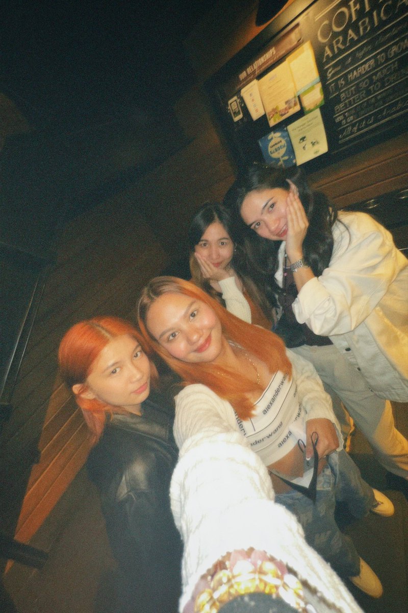 jjaymeme's tweet photo. my besties ily three 😚 https://t.co/HfNTmRbod2