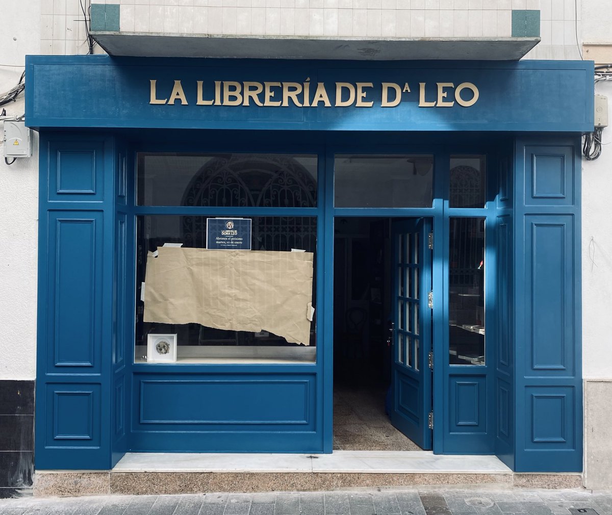 maximohuerta's tweet photo. 🟦 El martes abro las puertas de mi librería y hoy estoy como si me fuera a casar. Ilusión y nervios. Todo listo y los libros esperando ya a sus lectores. Espero que sea un lugar de encuentro para todos. https://t.co/2OpNE5iRH6