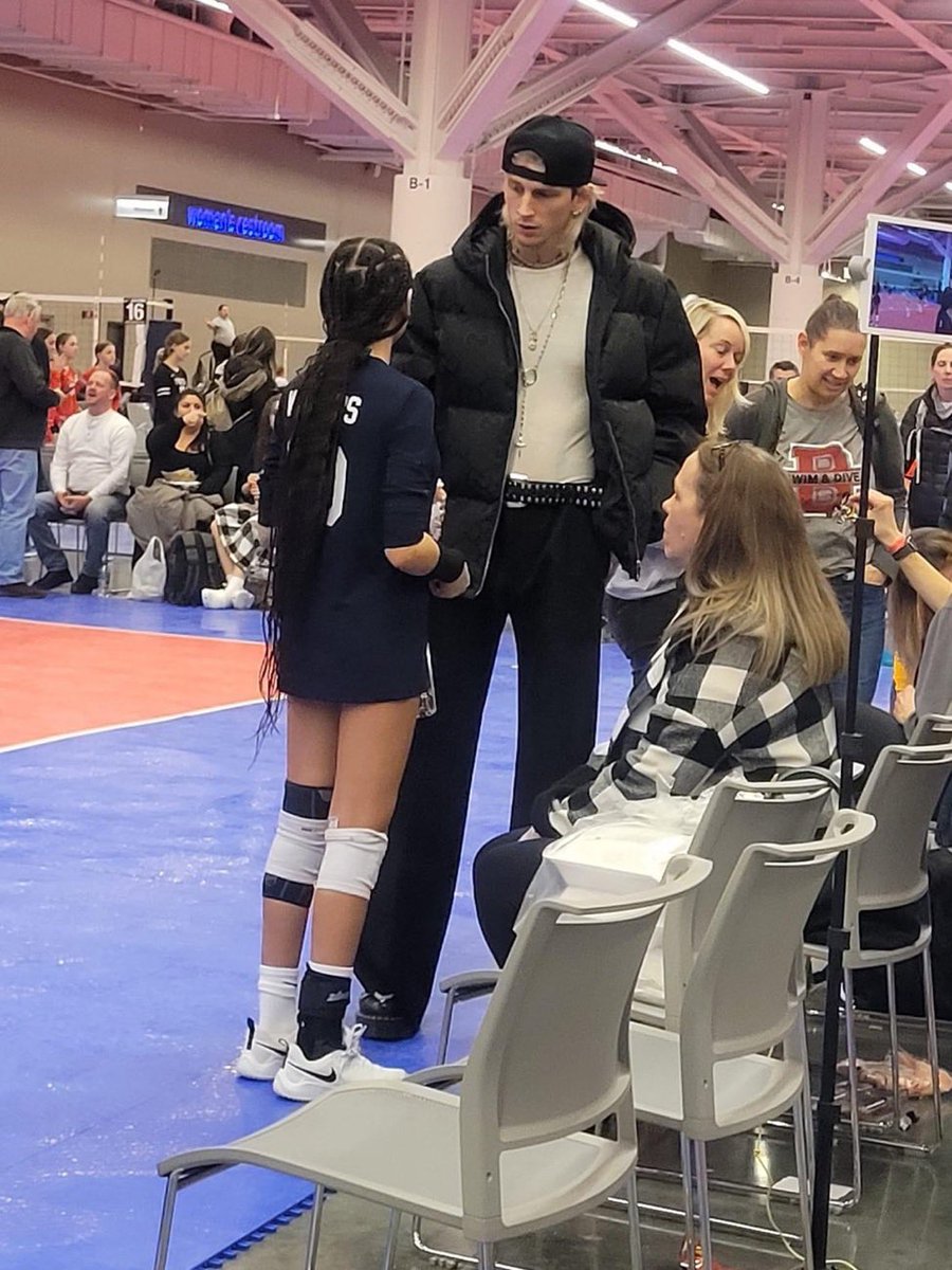 felixsflower's tweet image. colson at casies volleyball game 🥺 casie is getting so tall i can’t ✋🏼