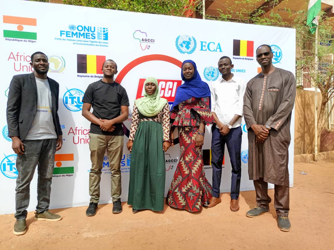 choukrah's tweet photo. Aidez moi à remercier ces formateurs qui ont été là pour nous.
Ils ne se sont pas arrêtés seulement à nous former mais ils nous ont motivé, éduqué et soutenu @lourwana @MounahiN @DjamilaHachimou @HadizaMoussaMM  @OmarSidikou @FrancisMama 
#AGCCI @unwomenNiger https://t.co/LnP3RJyEQR