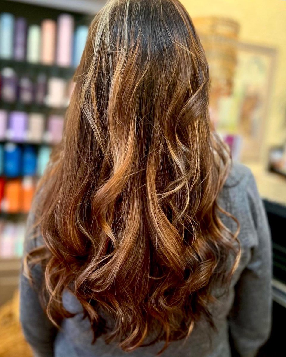 TranquilityNH's tweet image. Shadow root, color melt &amp;amp; balayage by Jilliane! Call or #bookonline at tranquilitynh.com.

#haircolor #colormelt #shadowroot #balayage #balayagehighlights #dimensionalcolor #hairstylist #haircolorist #hairartist 🎨👩🏼‍🎨