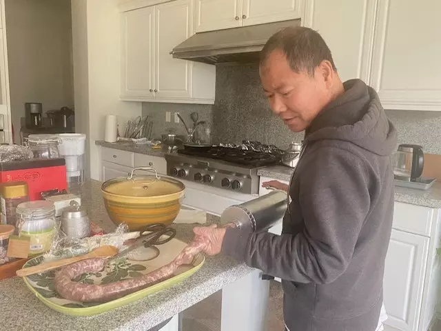 Syndicate650's tweet image. 进图虎兔农历年关。洛杉矶华人美食达人纷纷展现拳脚，自制腊味，做饺子，包粽子，蒸年糕，被盆菜，炸麻花，而这位阿苏萨的美食达人，连日来在家前庭后院晾晒鸡，鸭，牛，鱼各种腊味，养人看的新奇，华人看的口水流。