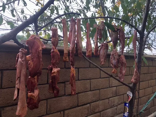 Syndicate650's tweet image. 进图虎兔农历年关。洛杉矶华人美食达人纷纷展现拳脚，自制腊味，做饺子，包粽子，蒸年糕，被盆菜，炸麻花，而这位阿苏萨的美食达人，连日来在家前庭后院晾晒鸡，鸭，牛，鱼各种腊味，养人看的新奇，华人看的口水流。