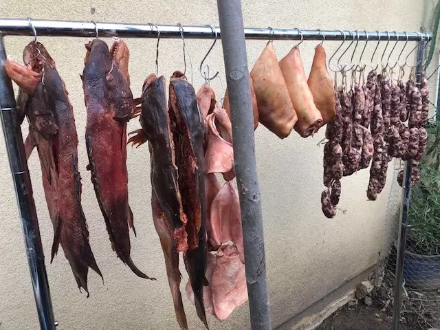 Syndicate650's tweet image. 进图虎兔农历年关。洛杉矶华人美食达人纷纷展现拳脚，自制腊味，做饺子，包粽子，蒸年糕，被盆菜，炸麻花，而这位阿苏萨的美食达人，连日来在家前庭后院晾晒鸡，鸭，牛，鱼各种腊味，养人看的新奇，华人看的口水流。