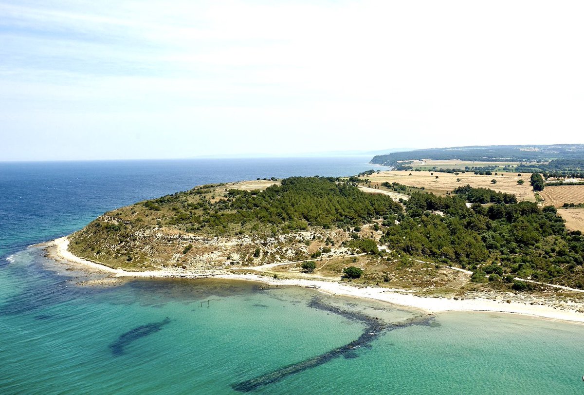 volkan_eldem's tweet image. Bahsettiğimiz #Seddülbahir Tekke koyunun hava görüntüsü. Batık iskele kalıntıları ve çıkarma filika  enkazları günümüzde halen görülmektedir.Çanakkale muharbelerinde Güney cephesinin en önemli çıkarma sahili idi.#capehelles #wbeach #Tekkekoyu.