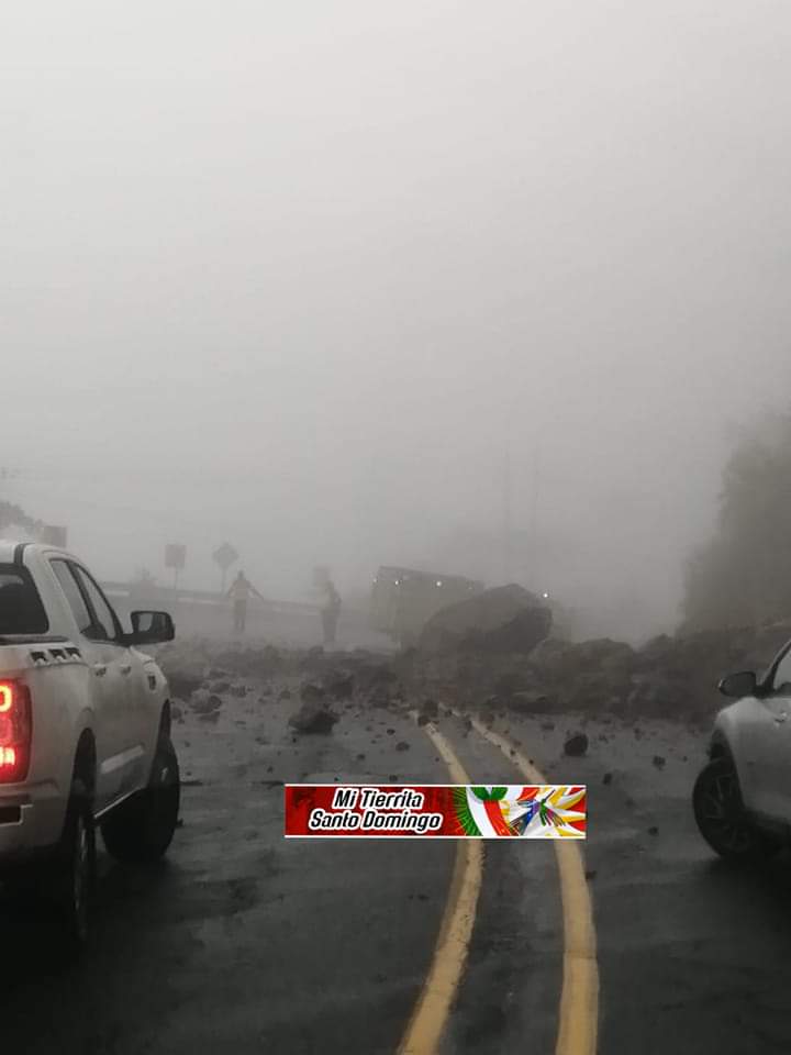 🚨#ATENCION 08/01/2023
#santodomingodelostsachilas conducir con precaución se registra un derrumbe en la vía #alóag Santo Domingo km 29⚠️