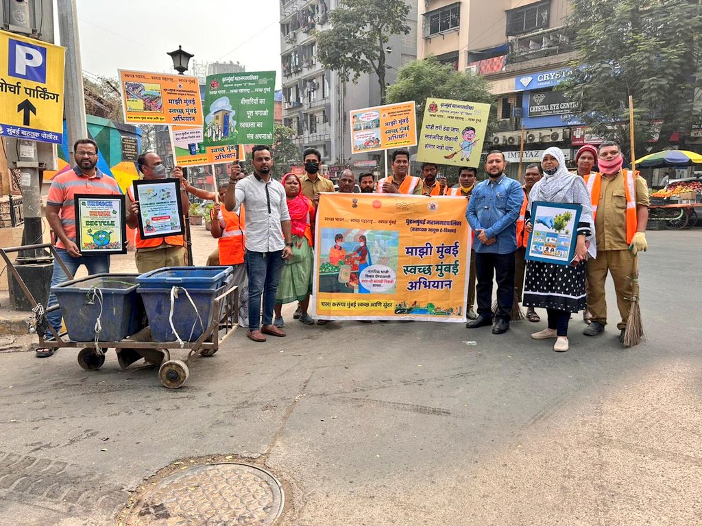 AAPKaImranMulla's tweet photo. Cleanliness Awareness Campaign done today in association with BMC staff in my Ward 209.
During the activities of Cleanliness Awareness Campaign the local residents came forward to appreciate the campaign done in the area.
📷 @aapkaHassanali 
@Gopal_Italia 
@AtishiAAP https://t.co/0ySKUzn5jA