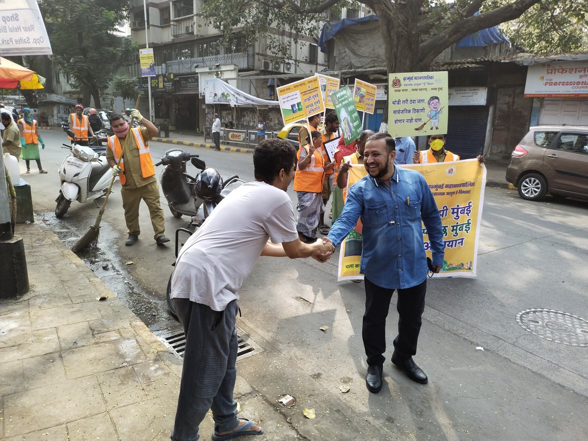 AAPKaImranMulla's tweet photo. Cleanliness Awareness Campaign done today in association with BMC staff in my Ward 209.
During the activities of Cleanliness Awareness Campaign the local residents came forward to appreciate the campaign done in the area.
📷 @aapkaHassanali 
@Gopal_Italia 
@AtishiAAP https://t.co/0ySKUzn5jA