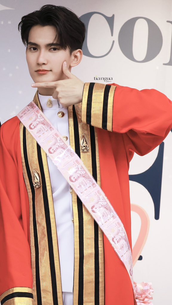 tiangua3469's tweet image. สวัสดีปีใหม่ 新年快乐
@firstfh5 
#FirstfhGraduationDay
#First_Chalongrat #รักแรกของเฟริสท์