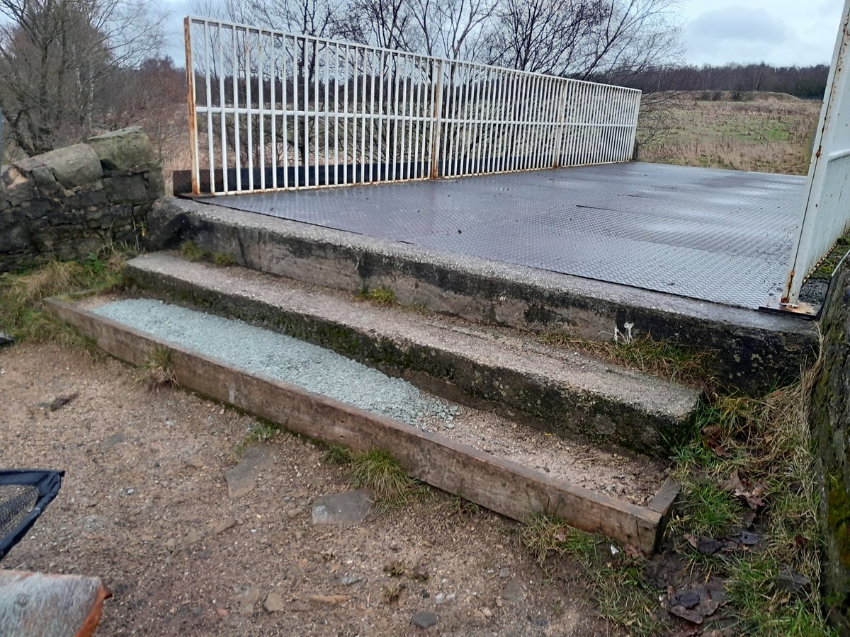 MunroCanal's tweet photo. Big thanks to Darren and Carole in our Burnley Taskforce for braving the weather to fix up some steps and tackle fly tipping near Reedley Marina in today's weather!

@CanalRiverTrust @CRTBoating @CRTNorthWest @CRTvolunteers https://t.co/FsvksR0edE