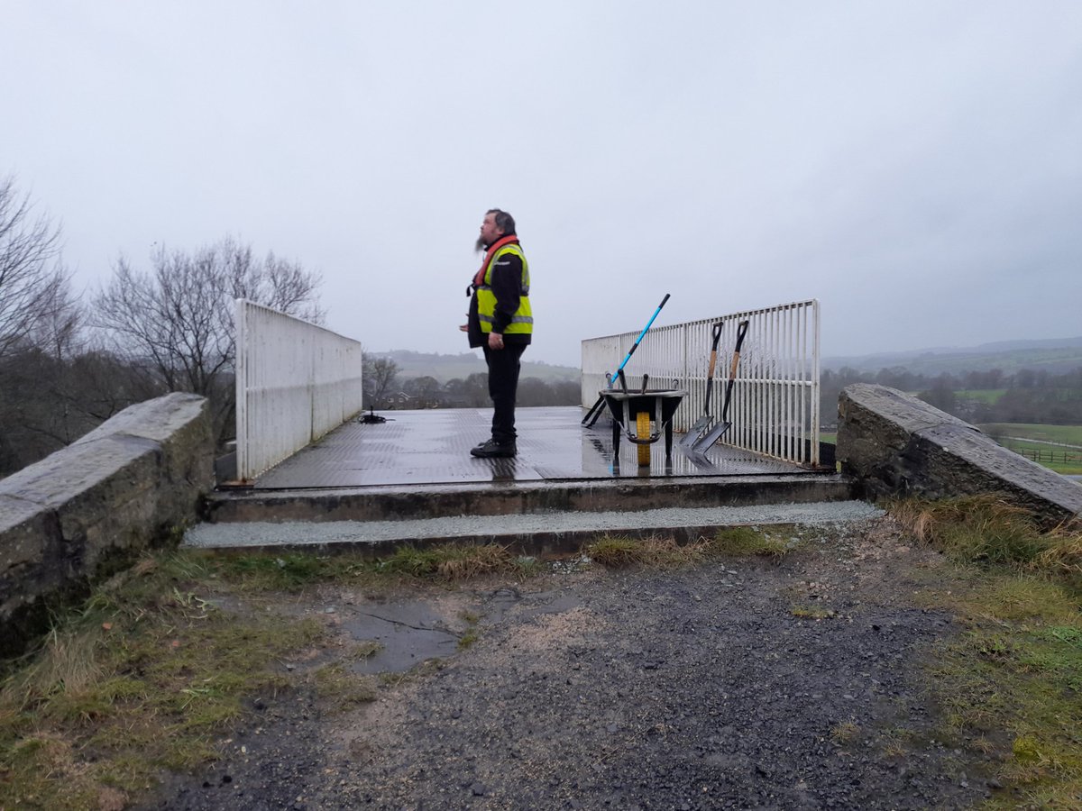 Big thanks to Darren and Carole in our Burnley Taskforce for braving the weather to fix up some steps and tackle fly tipping near Reedley Marina in today's weather!

<a href="/CanalRiverTrust/">Canal & River Trust</a> <a href="/CRTBoating/">Canal & River Trust Boating</a> <a href="/CRTNorthWest/">Canal & River Trust North West</a> @CRTvolunteers