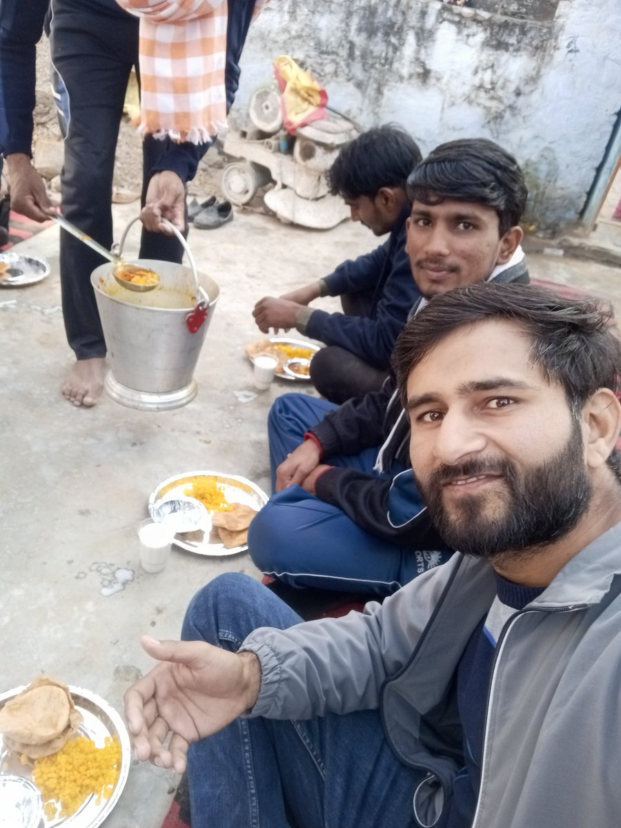 KeshavBagra2's tweet photo. #CETgraduation exam दिनांक 7 -8 January को आयोजित हुई परीक्षा में sahapur (Dehra) #Alwar के ग्राम वासियों ने परीक्षा देने आए छात्रों को दो दिन तक भोजन करवाया।
समस्त ग्राम वासियों को बहुत-बहुत धन्यवाद https://t.co/bAW8oTbMjF