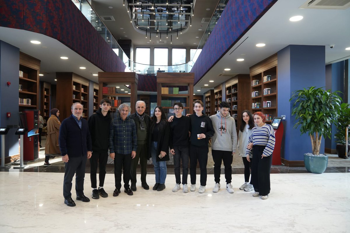Kültür ve Turizm Bakan Yardımcımız Sayın <a href="/AhmetMisbah/">Ahmet Misbah Demircan</a> ile birlikte yeni yılda kapılarını açan 📚Ümraniye Belediyesi Fazlı Aydın Millet Kütüphanesi'ndeydik.

Açıldığı ilk günden beri yoğun ilgiyle karşılanan kütüphanemizde genç kardeşlerimizle sohbet edip, hedeflerini dinledik.