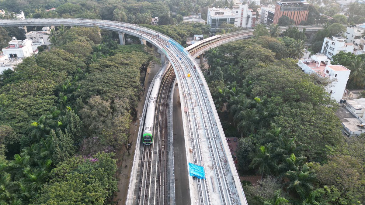 WF_Watcher's tweet image. 😍😍Truly spectacular views from Yellow and Green lines intersection at the beautiful #Jayanagar. That green cover right next to the line is a treat to watch. #RVRoad

#Bangalore #NammaMetro
@TheMetroRailGuy