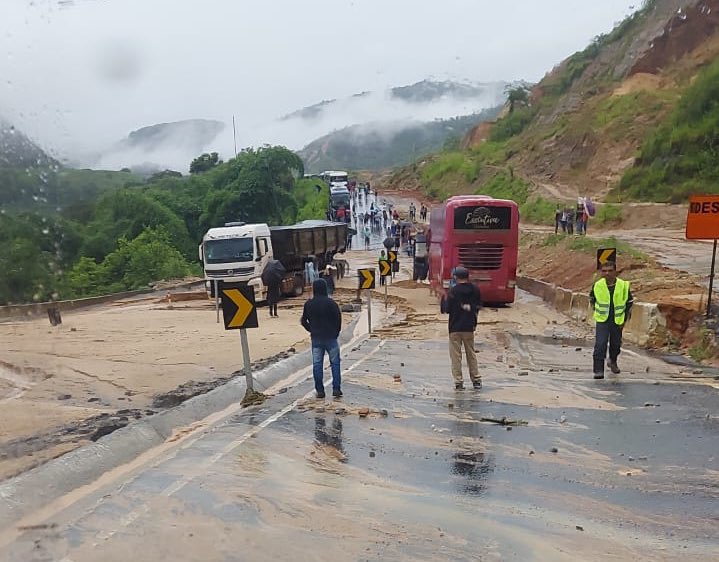 Br381_urgente's tweet photo. BR-381 entre Antônio Dias e Timóteo localidade de Lagoa do Pau em Jaguaraçú. Equipes atuam no local. EVITEM O TRECHO https://t.co/5gJWbefTsG