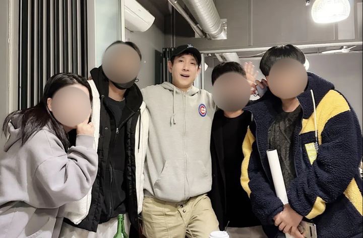 sunkyunarchive's tweet photo. #LeeSunKyun at #PayBack Wrap Up Party!

Caption:  ‘SBS Friday-Saturday drama <Beopjeon> Closing party~~!! The response to the drama was good, so the seats at the ending party were full of laughter~^^ All the staff~actors~
 Thank you for your hard work~ ♡ ♡’

 #이선균  #법쩐 https://t.co/SoTcSzx5Tg