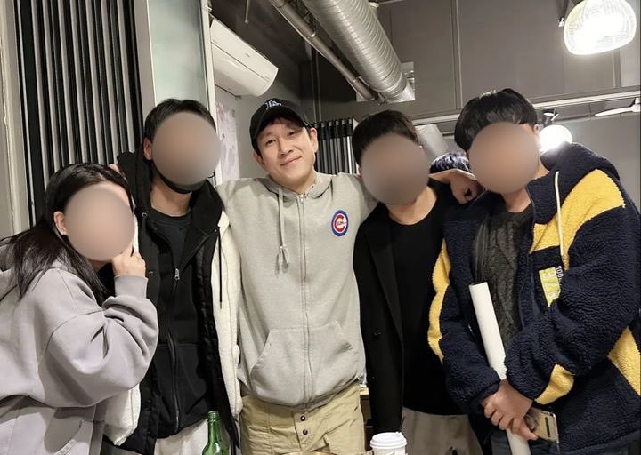 sunkyunarchive's tweet photo. #LeeSunKyun at #PayBack Wrap Up Party!

Caption:  ‘SBS Friday-Saturday drama <Beopjeon> Closing party~~!! The response to the drama was good, so the seats at the ending party were full of laughter~^^ All the staff~actors~
 Thank you for your hard work~ ♡ ♡’

 #이선균  #법쩐 https://t.co/SoTcSzx5Tg