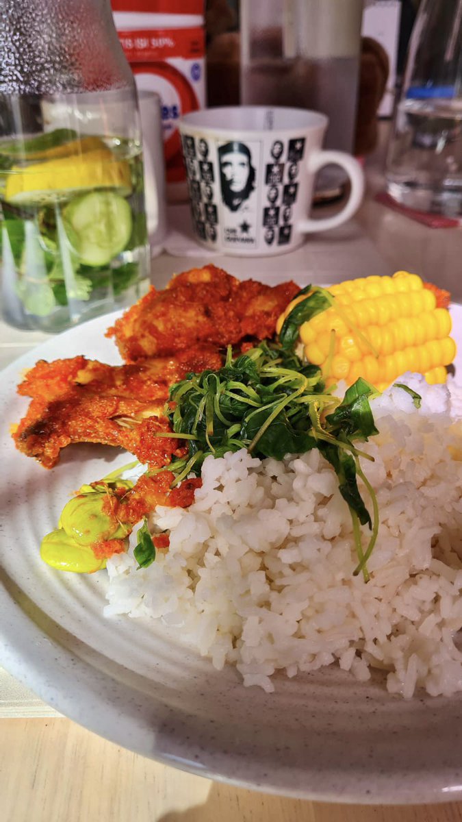 Paling enak di akhir pekan adalah memasak. Menunya biasa saja, tapi rasa dan suasana membuat nikmatnya berlipat. Alhamdulillah.