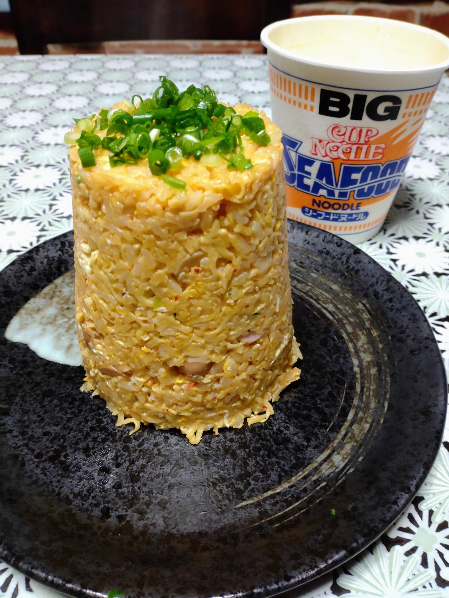 今日の晩酌ナウ🎶😋🥃
お腹空いてたからBIGな方で作りました！笑🍳
めっちゃ背徳感がある！笑🍚🍜
＃晩酌  