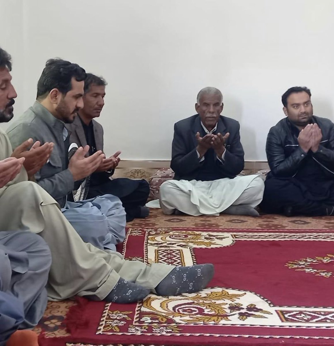 BilalRahmat_'s tweet photo. پنجگور 
نیشنل پارٹی کے صوبائی صدر میررحمت صالح بلوچ بونستان میں نیشنل پارٹی کے مرکزی رہنما حاجی محمد اکبر بلوچ کے بھانجے کی وفات پر تعزیت کررے ہین۔۔۔ https://t.co/RknsUujhUc