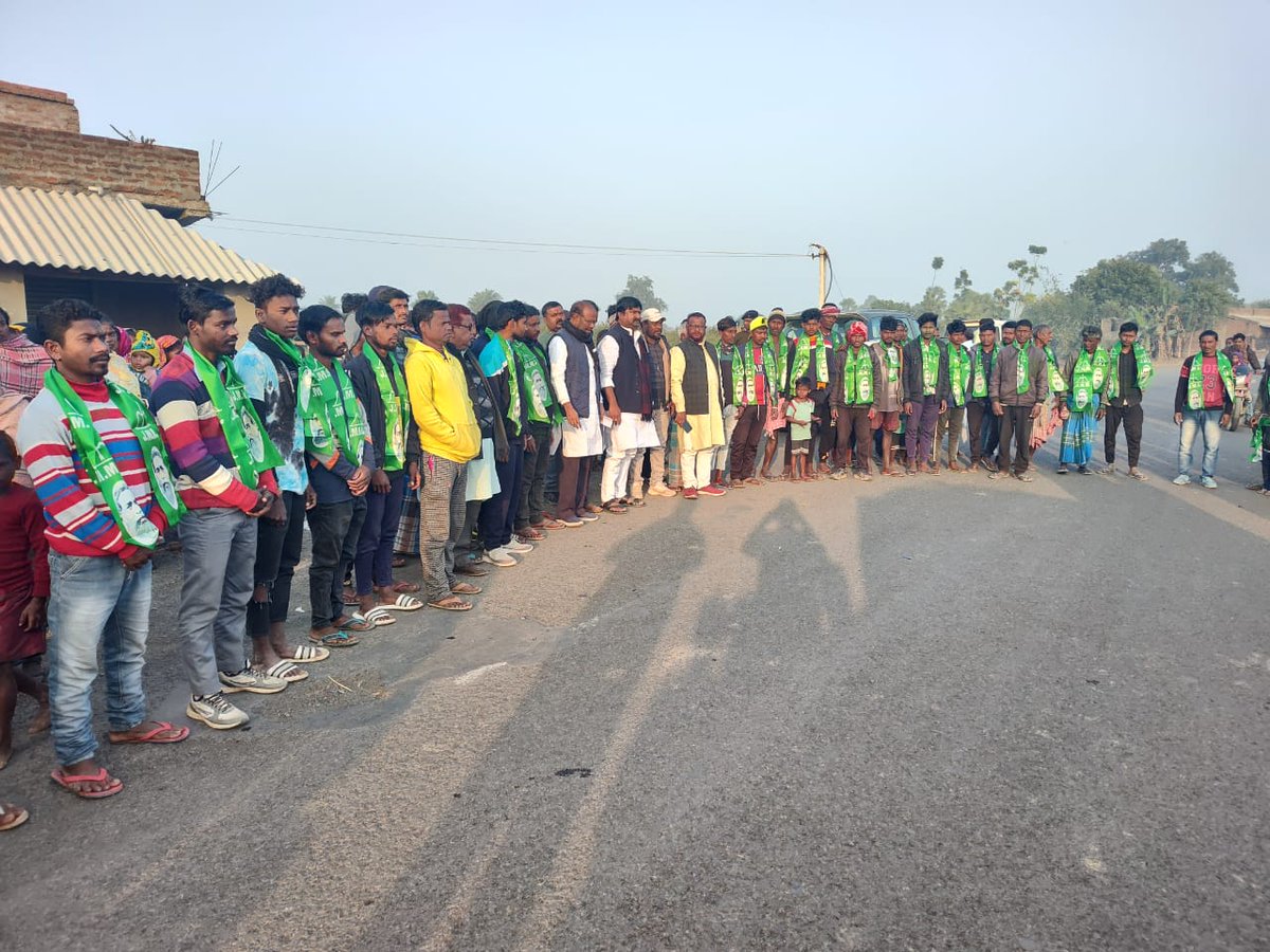 इस दौरान ग्रामीणों को झारखंड सरकार द्वारा संचालित कल्याणकारी योजना की जानकारी दी और लाभ लेने को प्रेरित किया।
नगरनबी पंचायत के सुंदरापहाड़ी गांव के सैकड़ों लोगों ने राज्य सरकार की नीतियों से प्रभावित होकर झामुमो का दामन थामा। उन सभी लोगों को पार्टी का पट्टा पहना कर स्वागत किया।