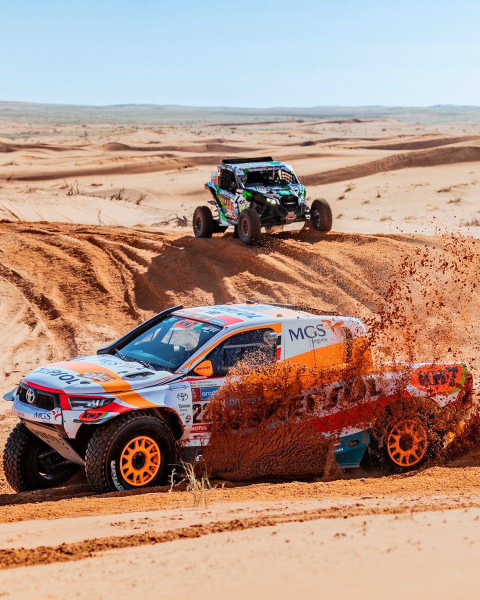 box_repsol's tweet photo. Primera parte del #Dakar2023 completada✅

@IsidreEsteveDkr y Txema Villalobos llegan a la jornada de descanso con una 🅿️2️⃣8️⃣ en la general y con la motivación intacta🔝 Toca recargar biocombustibles y lubricantes #Repsol, ¡y seguir dando gas!✊

#RepsolRallyTeam
#EquipoRepsol https://t.co/bkFsZZp8cL