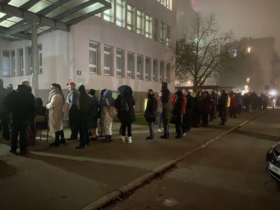 izakk5's tweet photo. Tudi pod Golobovo @vladaRS bi ljudje stavkali, če bi imeli čas. Žal morajo celo noč stati v vrsti, da bodo mogoče prišli do osebnega zdravnika ... https://t.co/PqgswK8LBl