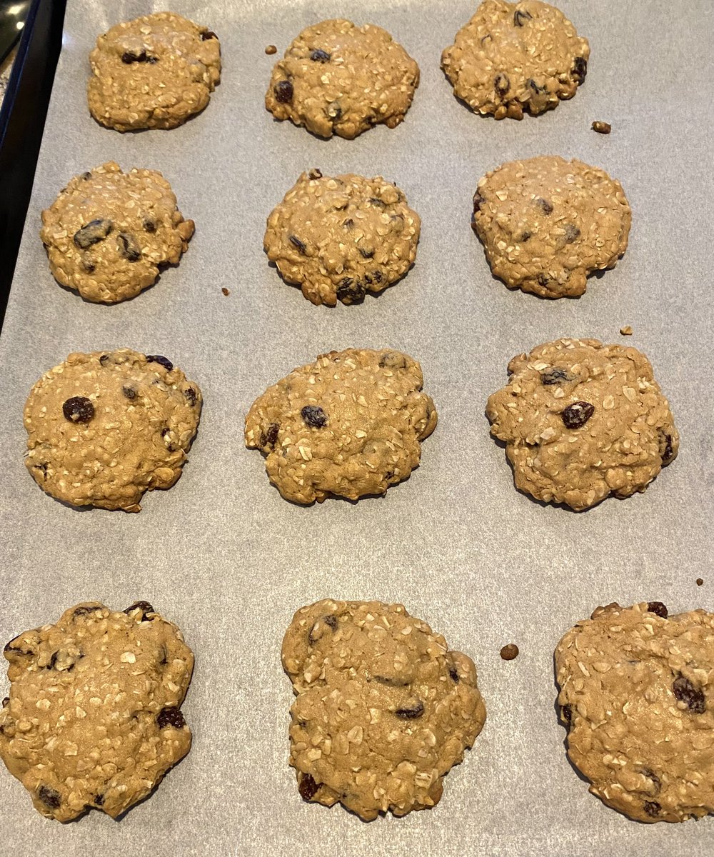 EEmberg5's tweet image. It’s just one of those days when I feel like baking. Oatmeal raisin cookies with a dash of cinnamon make the house smell warm and yummy 😋#sundayvibes #ForMyLunchTomorrow #GoingBackToWork #prepareyoursnack