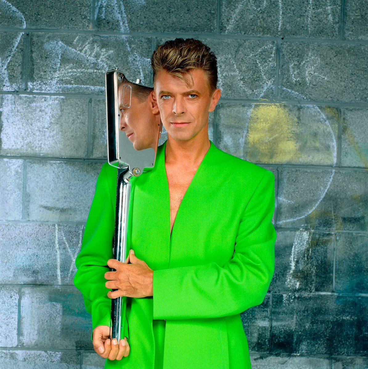 brooklynmuseum's tweet photo. In celebration of David Bowie’s birthday! 👨‍🎤

Bowie, who was dressed by Thierry Mugler for a number of tours, videos, and events, wore this green suit with collarless jacket in the music video for Tin Machine’s “You Belong in Rock ‘n’ Roll.” #Couturissime #ThierryMuglerBkM https://t.co/UN9Th8aFQt