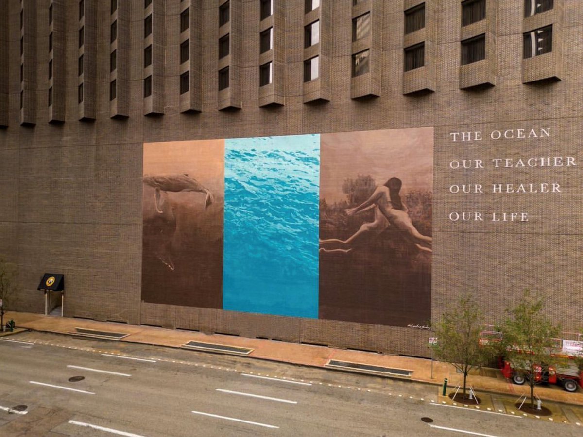 VisitHouston's tweet photo. Have you checked out @DowntownHouston's latest #BiggerArtBiggerChange murals in partnership with Street Art for Mankind? 👀🤩🙌
📍114 Travis | 🖌️@belin.es. 
 📍@HyattRegencyHouston Louisiana St &amp; Dallas St .| 🖌️ @rickyleegordon
📸 @superkant https://t.co/kSlhcinZqi