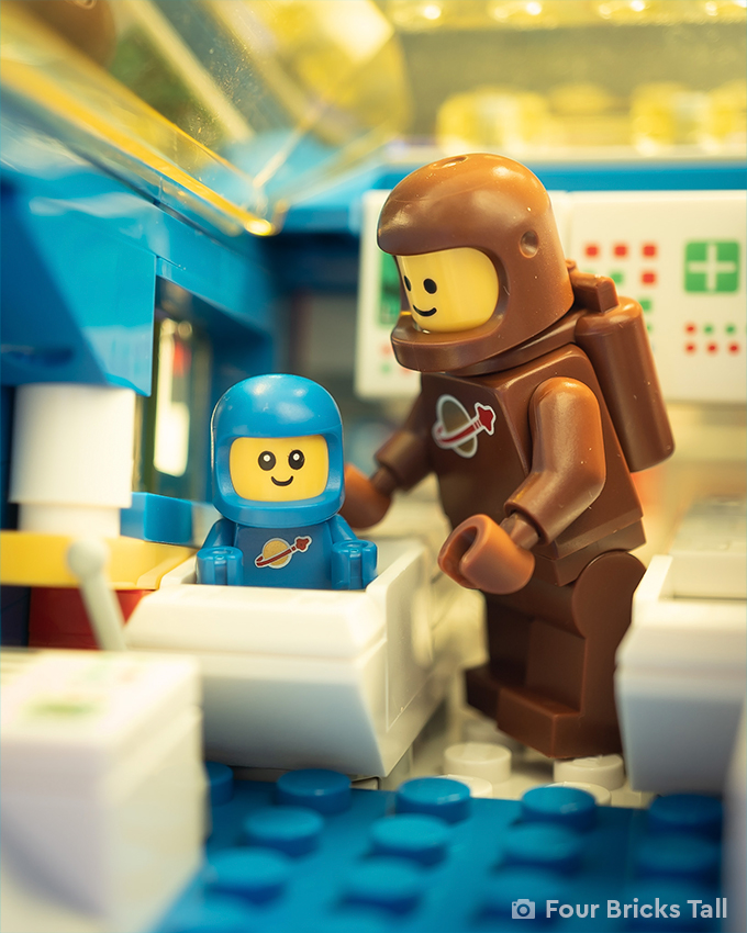 LEGO_Group's tweet photo. New year, new minifigures! Who’s ready to start the year with exciting new characters from Minifigures Series 24? 🙌 

📸 @fourbrickstall from @HeyBrickcentral and a_toyphotographer and @Ballou34 from @stuckinplastic 

#LEGO #AFOL #ToyPhotography #NewYear #Minifigures https://t.co/wEg6tjK4yg