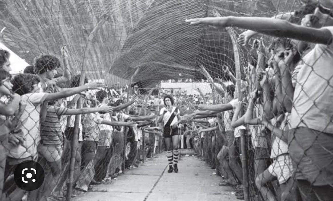 O Roberto Dinamite foi um ídolo maravilhoso e essa foto é linda ao mostrar a relação dele com os torcedores. Sempre com um sorriso no rosto e muito gentil. E que facilidade pra fazer gols, como batia falta bem!! Saudades daqueles Vasco x Flamengo!! Zico x Roberto!