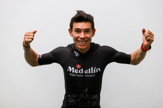 FinalEnAlto's tweet photo. Supermán Lopez firma con el @team_medellin, estrenará los colores del equipo Antioqueño en la Vuelta a San Juan @vueltasanjuanok @luisenciclismo https://t.co/X3ih8FZ6NW https://t.co/d8B2o12jeF