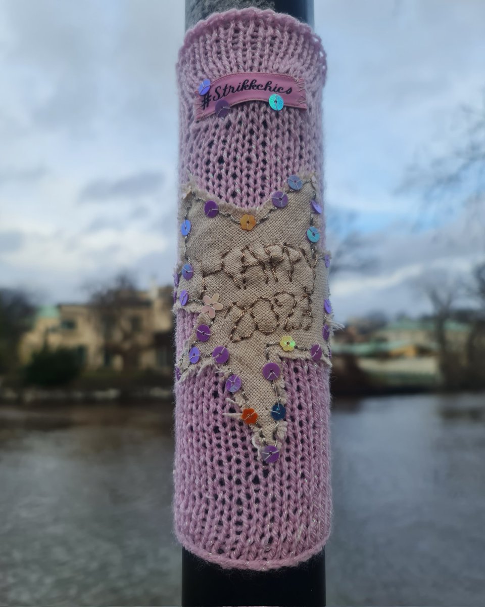 StrikkChics's tweet photo. God fortsättning kära följare! Happy 2023 dear followers!  #strikkchics #strikkchicsörebro #yarnbomb #örebro #svartån #yarngraffiti #gerillaslöjd  #snow #gatukonst #streetart #garnbomb #embroidery #gatuslöjd #needlework #needleart https://t.co/k7eUqfhJK4
