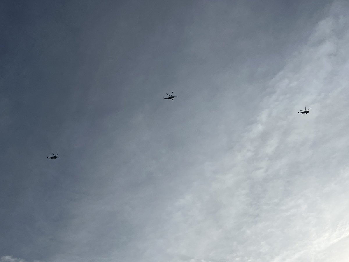 yellingattrains's tweet photo. @HelicoptersofDC not in DC but these look like VH-3Ds (or something similar) over Baltimore. https://t.co/Vf8qtosesp
