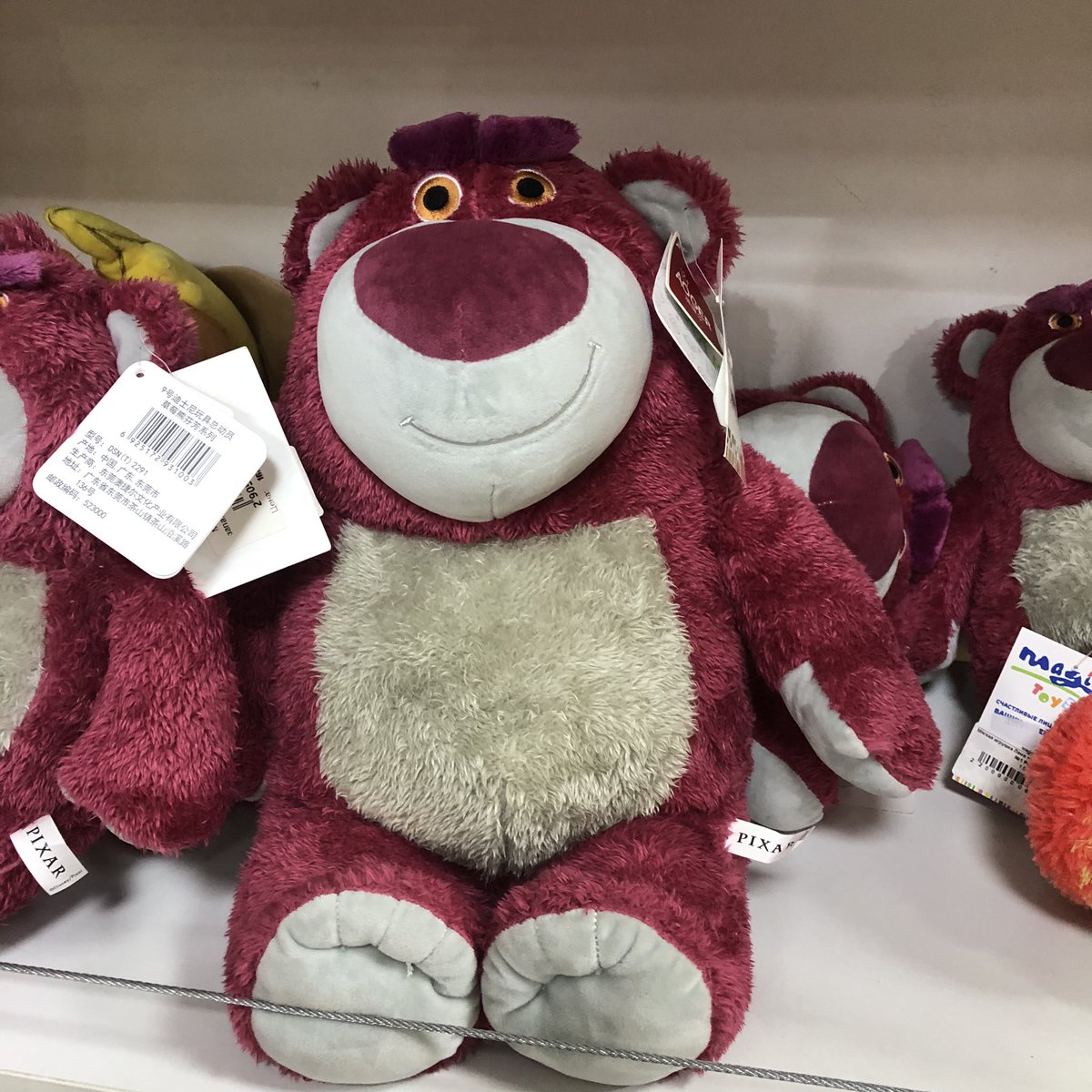 Он реально клубникой пахнет😍